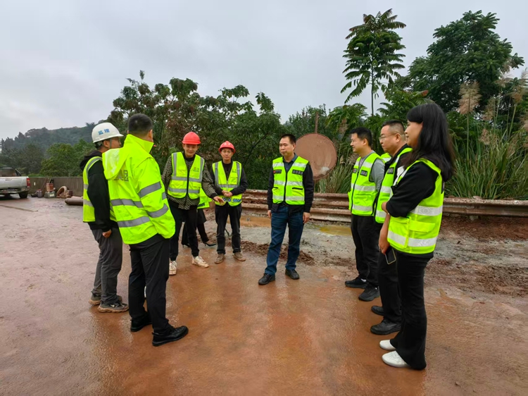 20251029川西公司黨委書記、董事長劉小剛到渝蓉公司督導(dǎo)檢查應(yīng)急搶險及安全保暢工作2_副本.jpg